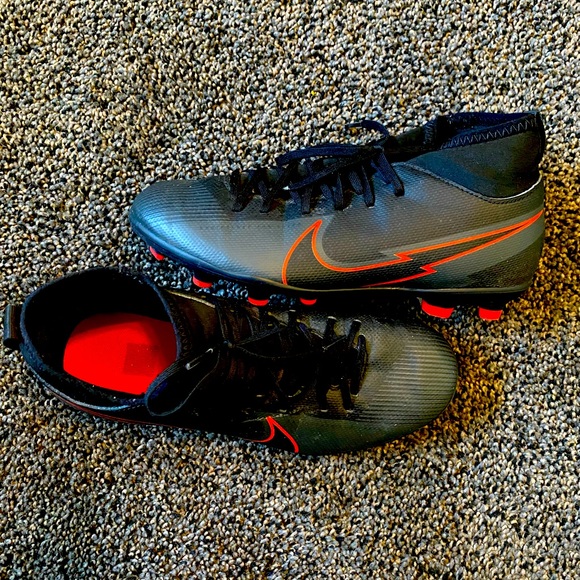 Nike youth soccer cleats with easy on/off stretch - Picture 1 of 4
